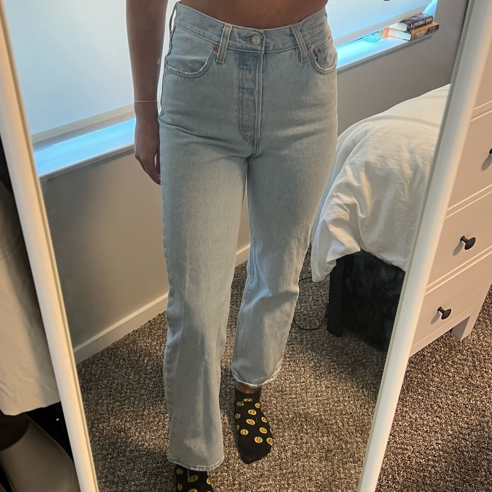 LEVIS. RIBCAGE HIGHRISE LIGHT WASH JEANS. SIZE 27
